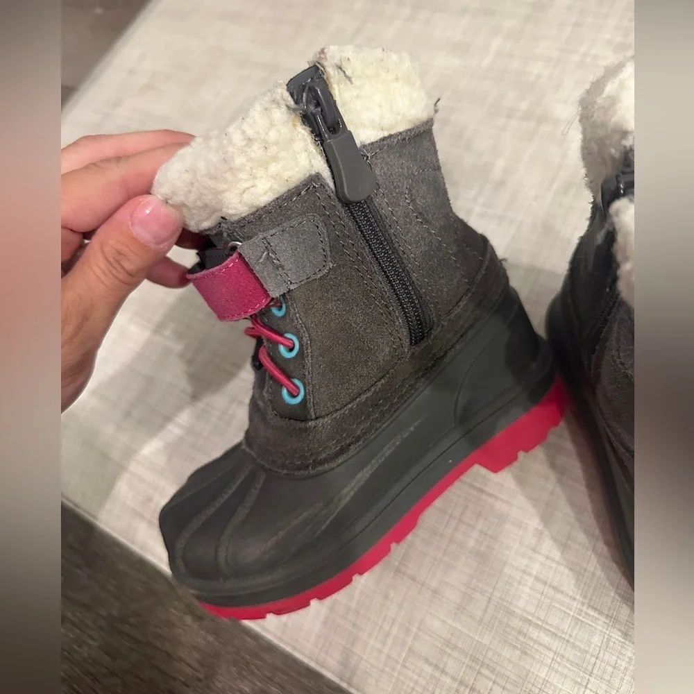 Cat and jack snow boots size 7